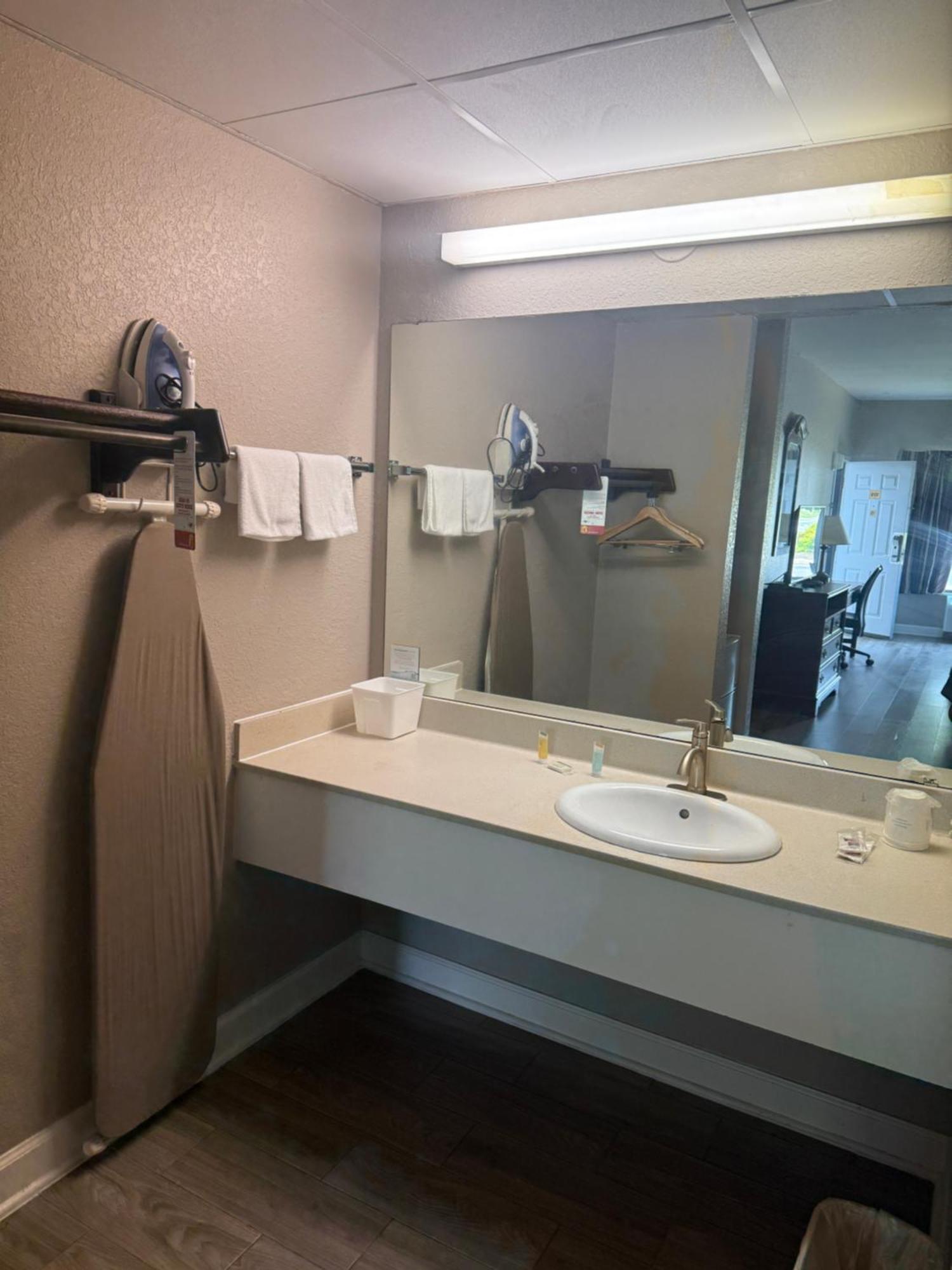 Motel Super 8 By Wyndham Petersburg Zewnętrze zdjęcie